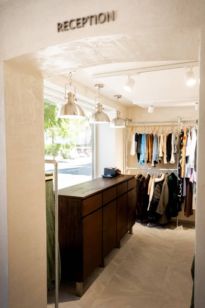 Arbeit am Stoff im Atelier